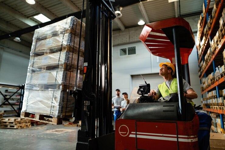 Descubra os melhores preços de empilhadeiras elétricas Toyota e faça um investimento inteligente